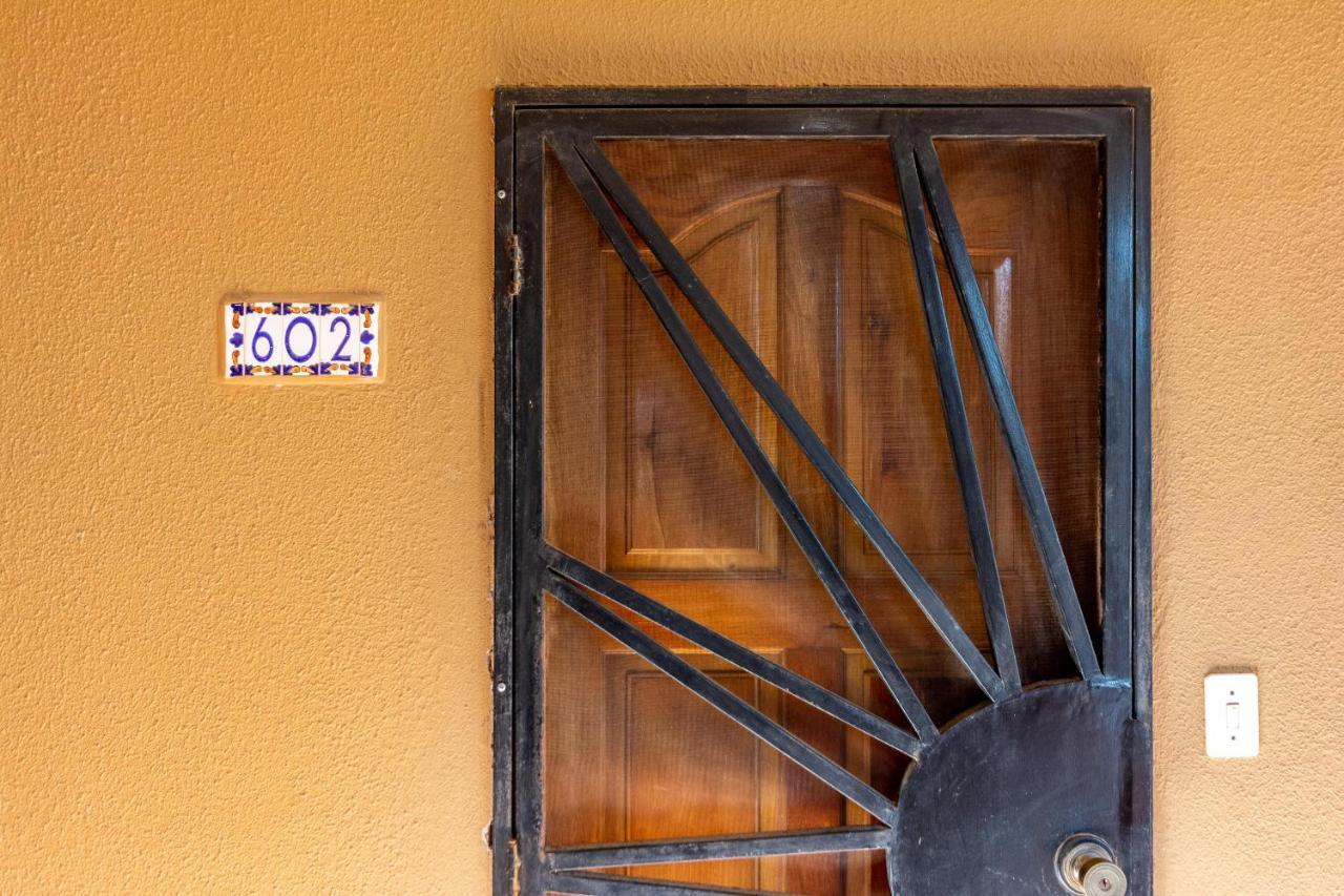 Warm Interiors And Orange Hues On Ground Floor In Front Of Beach Playa Flamingo Pokoj fotografie